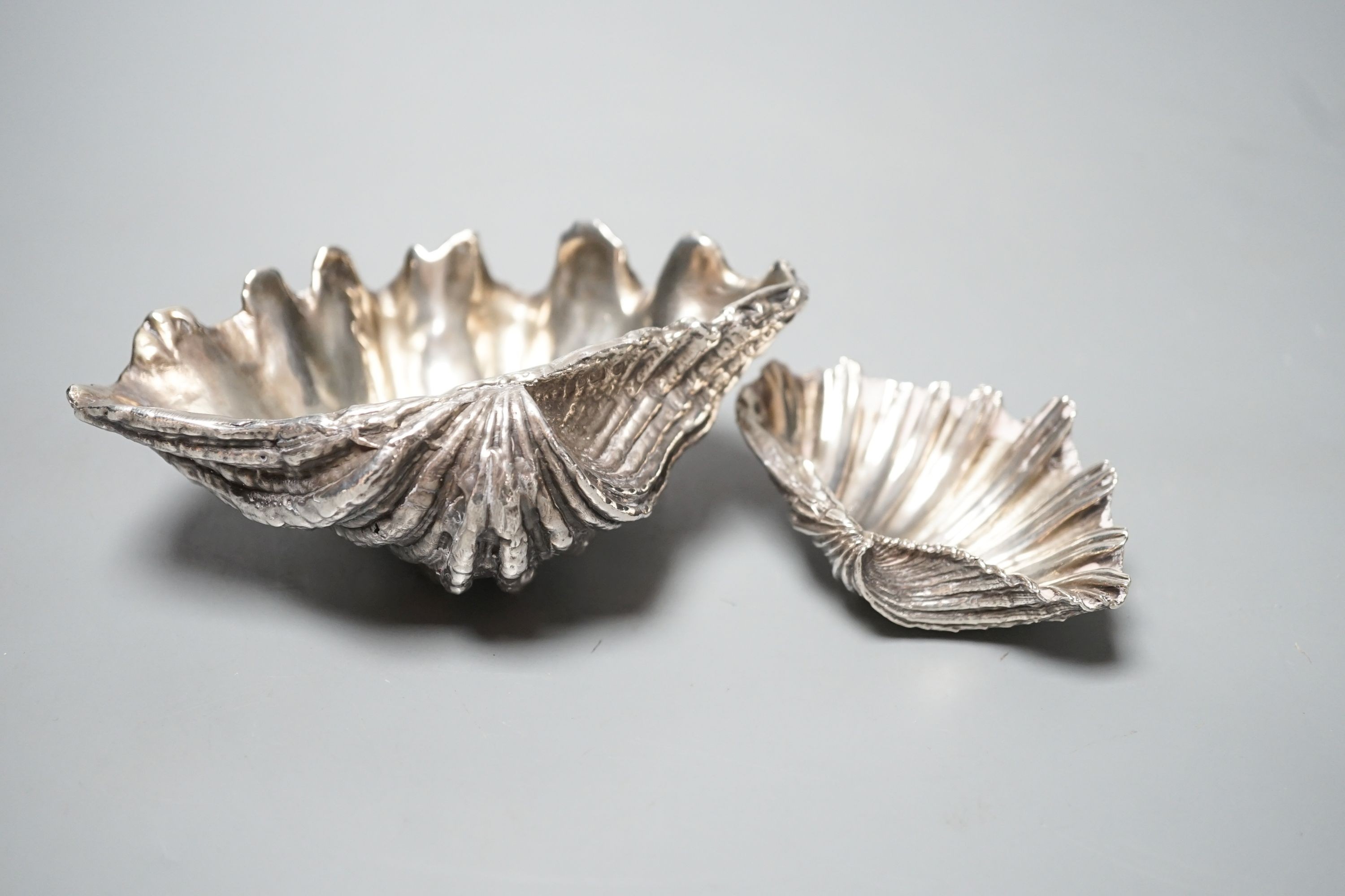 Two modern cast silver shell dishes, Patricia Jean Hamilton, London, 1991, largest 12.9cm, 18.5oz.